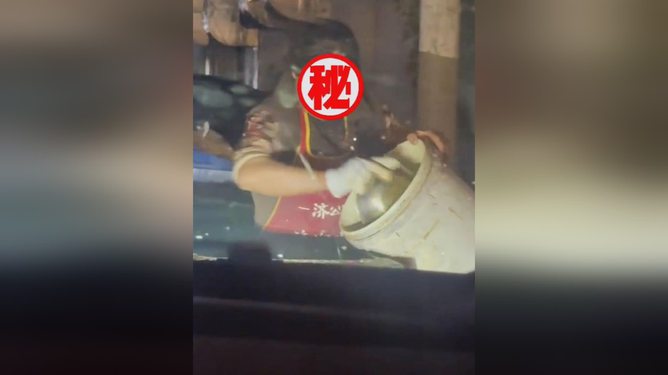 街头下水道爬出女子，探寻背后的真相与反思