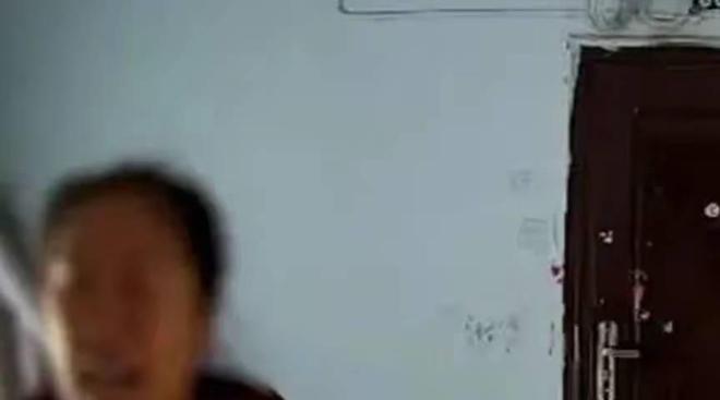 男子遭精神病邻居持续砸门咒骂两年半，邻里矛盾的困境与解决之道