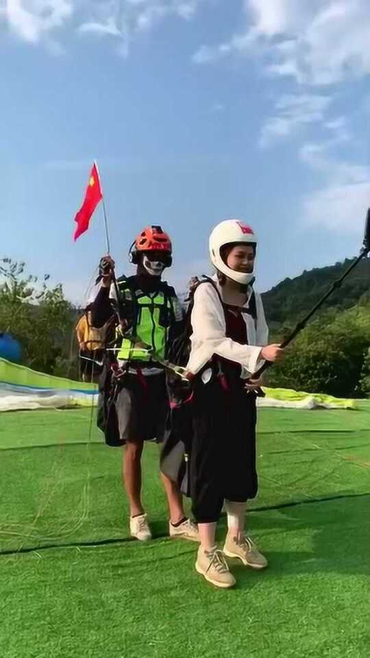 滑翔伞小姐姐，挑战极限，展现女性力量