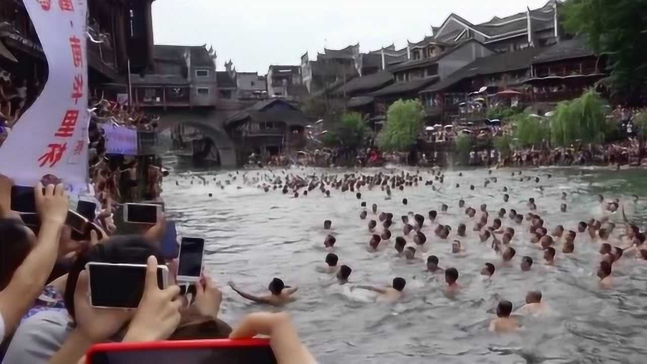 凤凰古城百人抢鸭子，一场狂欢的盛宴