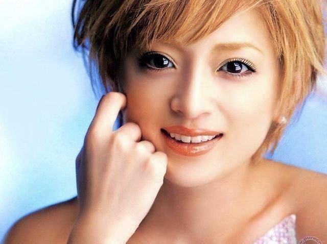滨崎步二胎性别揭晓，再次引发粉丝热议