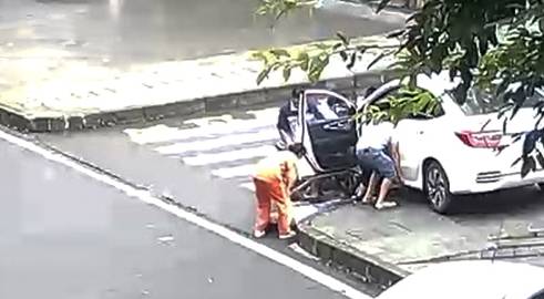 女子撞人后下车忘拉手刹，反遭自己车辆碾压——悲剧警示录