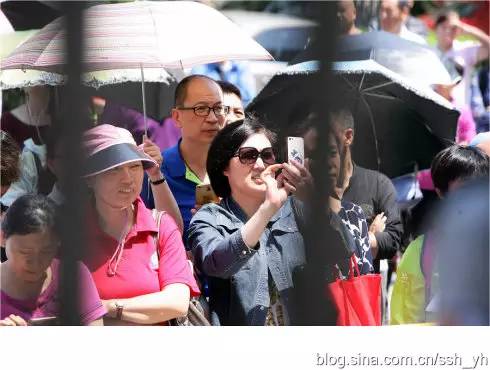 第一个走出考场的考生视频，勇气与决心的见证