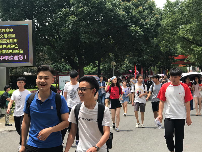 第一个走出考场的考生视频，勇气与决心的见证