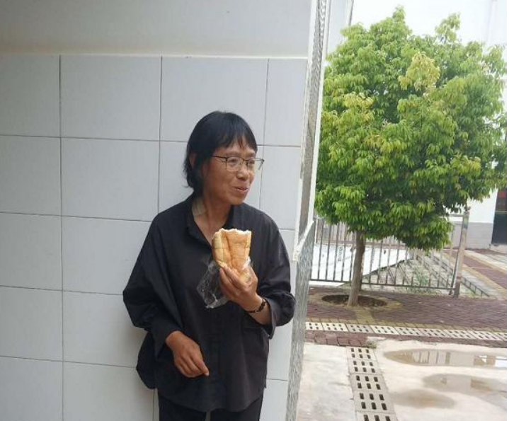 张桂梅校长一点点铺平食堂地垫，教育之光照亮每一个细节
