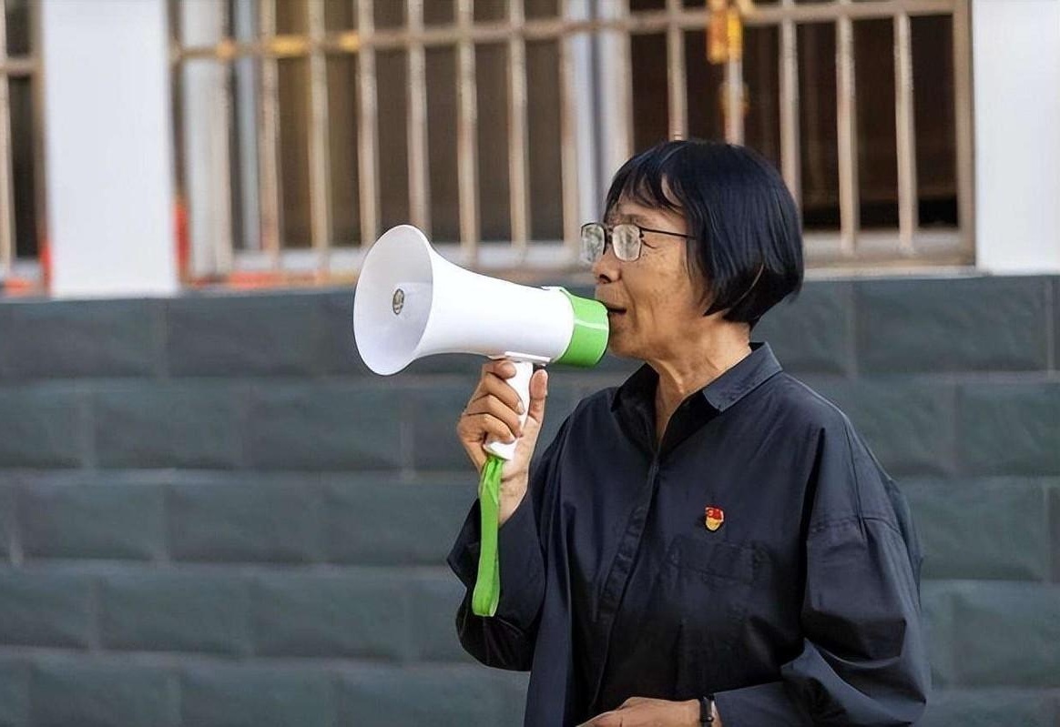 张桂梅第15次送考，只要活着就去送——教育路上的坚韧与执着