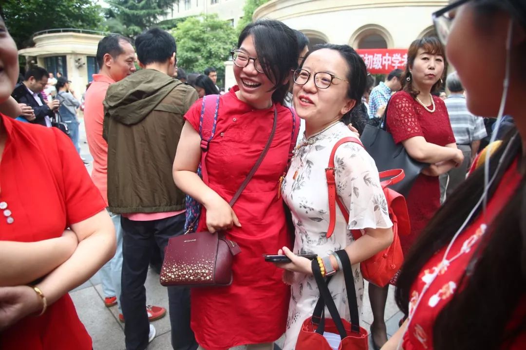 红旗袍映照下的温情送考——考前答疑时刻
