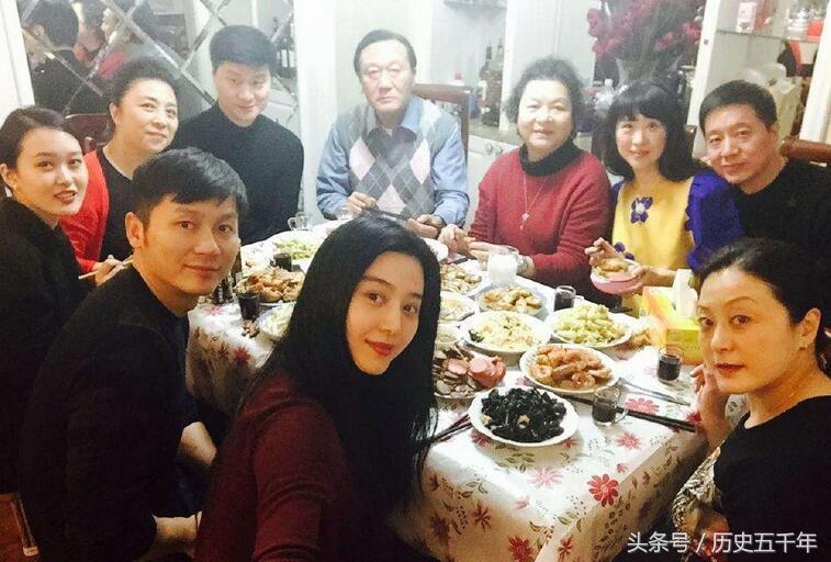 孙俪邓超一家四口海边合影，温馨画面引热议