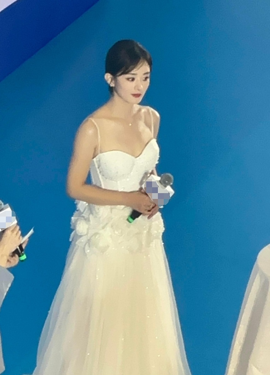 赵丽颖身着白裙现身成都活动，美轮美奂的时尚魅力