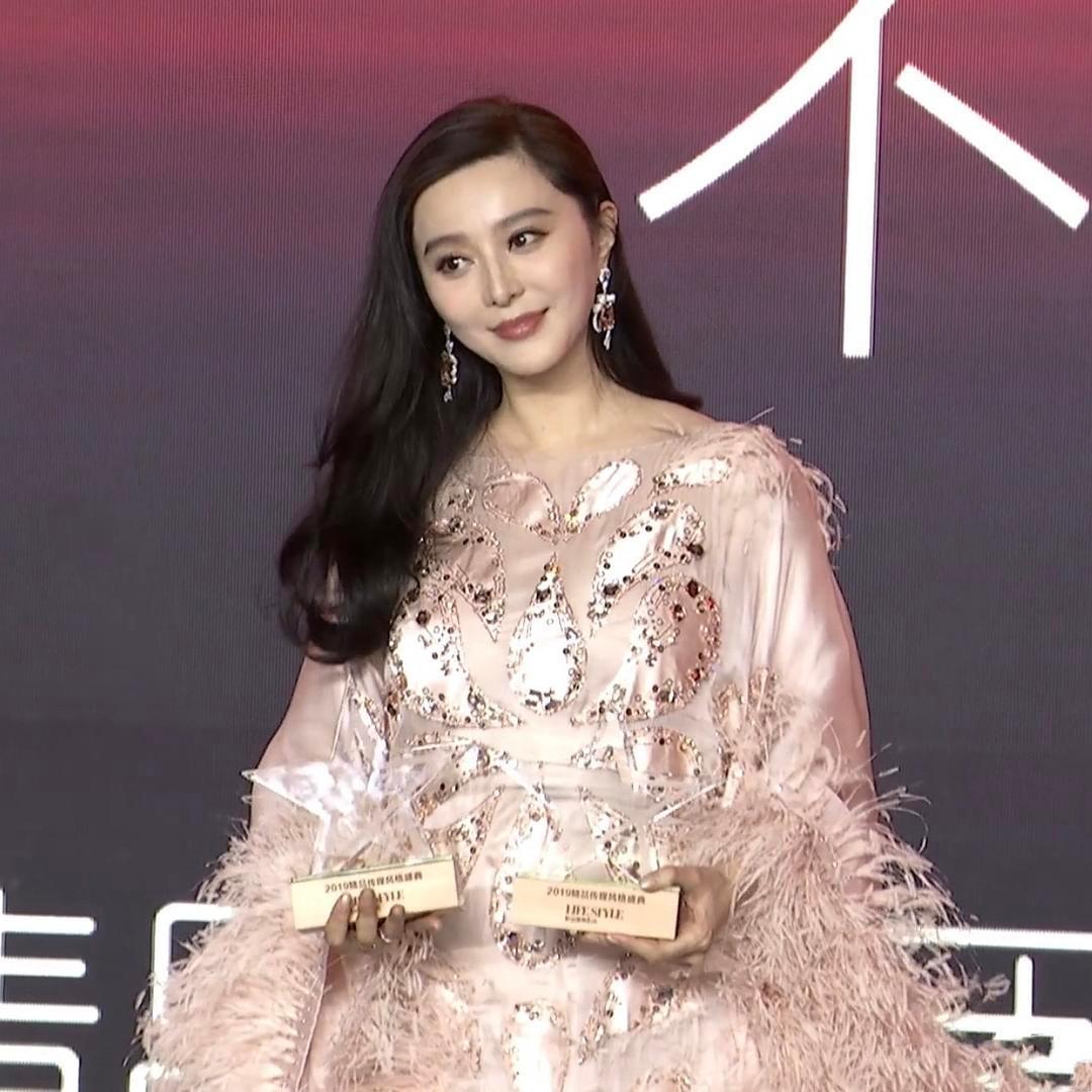 众多明星走红毯，王子文不慎摔倒