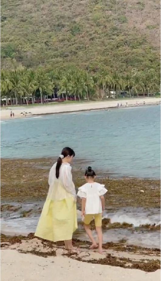 李小璐、贾乃亮携甜馨海边游玩，一家人的幸福时光