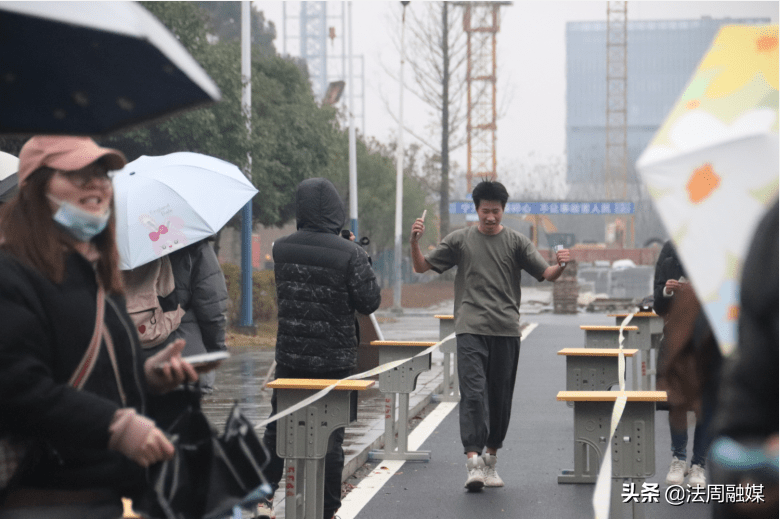 湖南一学校购买万余公斤荔枝，师生共享甜蜜时刻