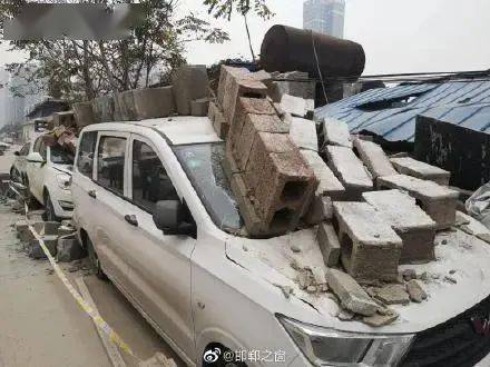 围墙倒塌砸车赔偿，事件解读与应对方案