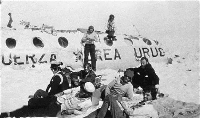 印度空难幸存者走出火场最新画面