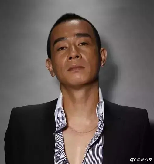 Jasper暖心为陈小春打气，友情的力量与信念的支撑