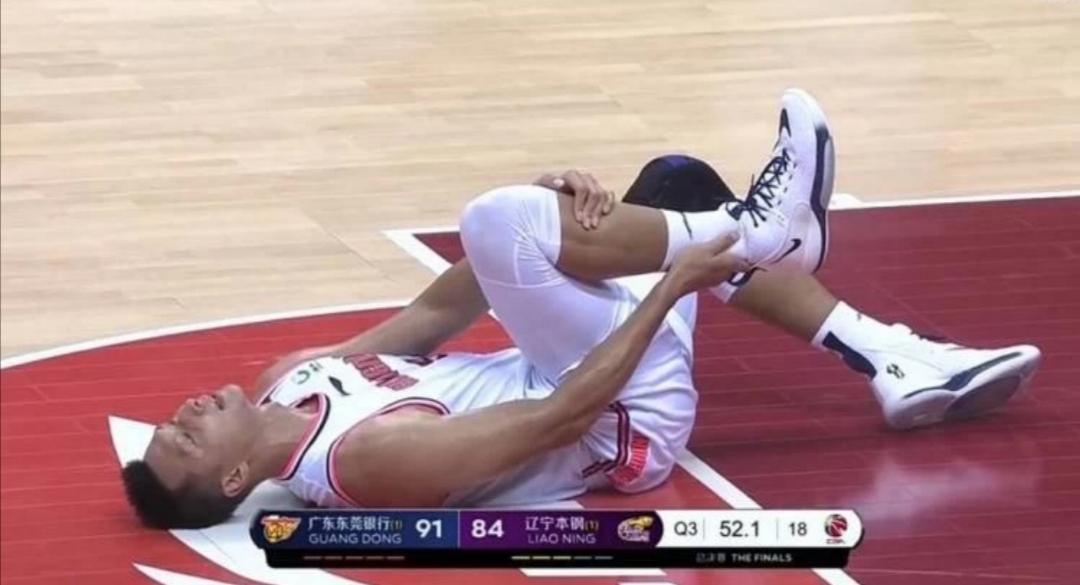 央视表扬易建联，篮球巨星的辉煌之路