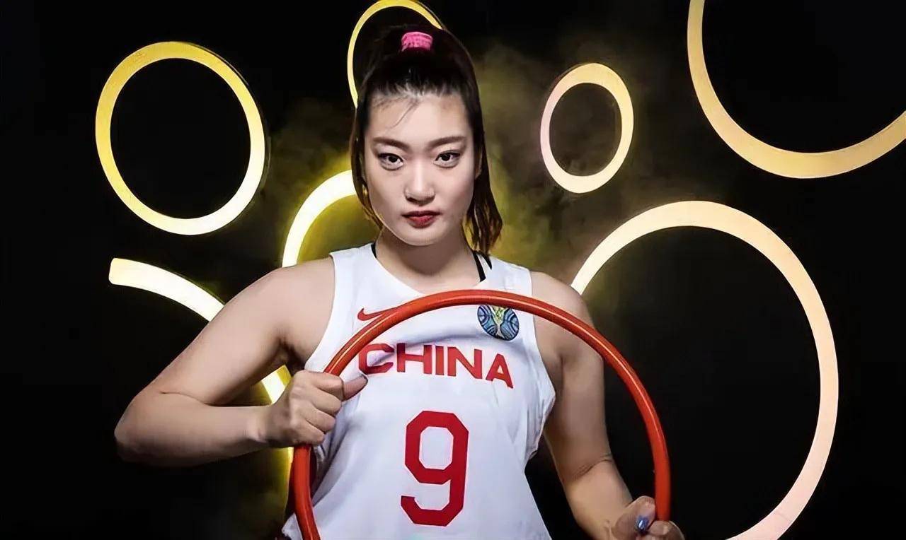 李梦落选中国女篮，谁损失最大？