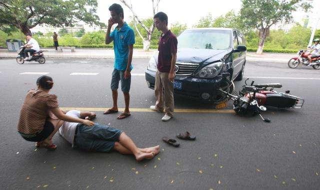 小伙高考途中遭遇车祸，逆境中的奋斗与成长