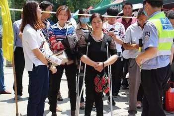 小伙高考途中遭遇车祸，逆境中的奋斗与成长