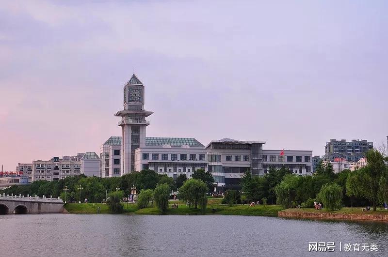 中南财大惊现替考事件，男子穿女装混入考场引发社会热议