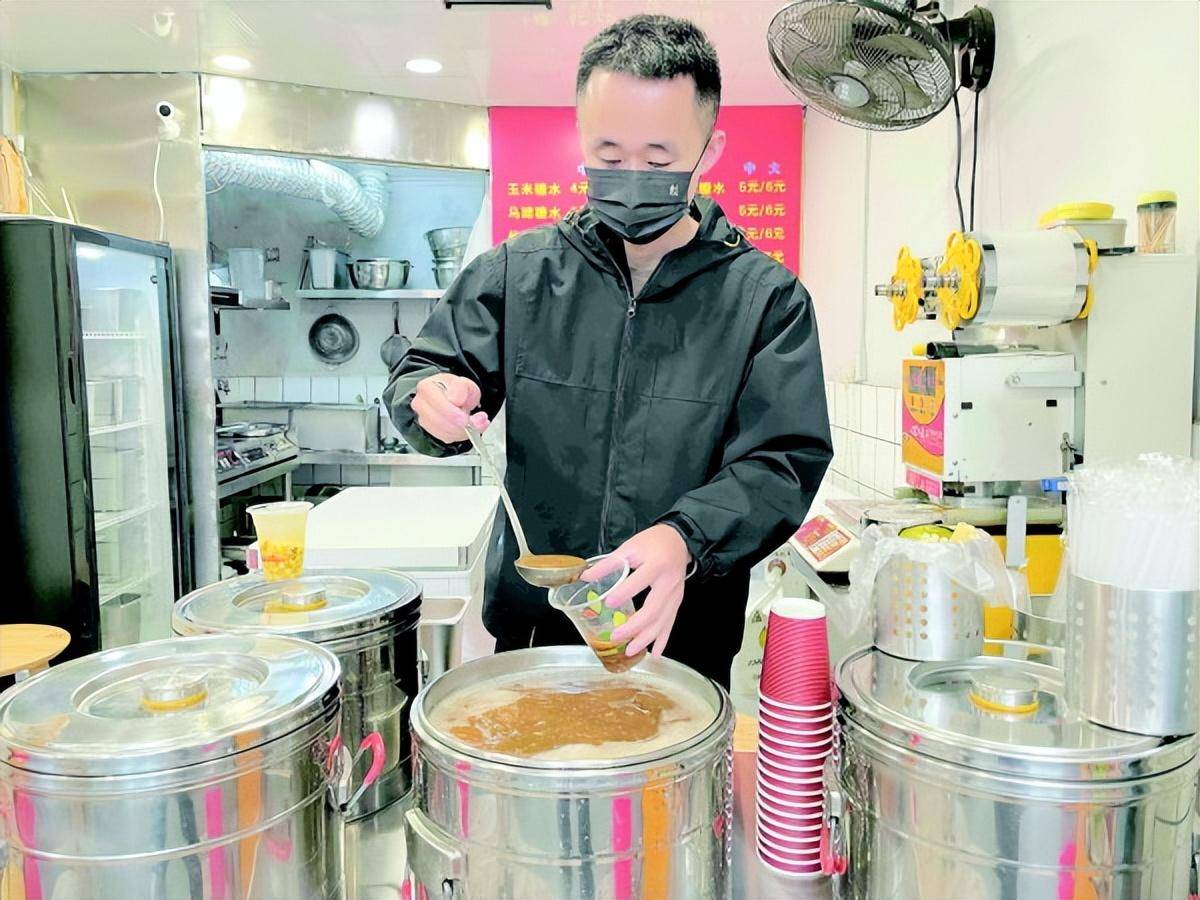 男孩高考696分引爆网络热潮，家里糖水店成网红店