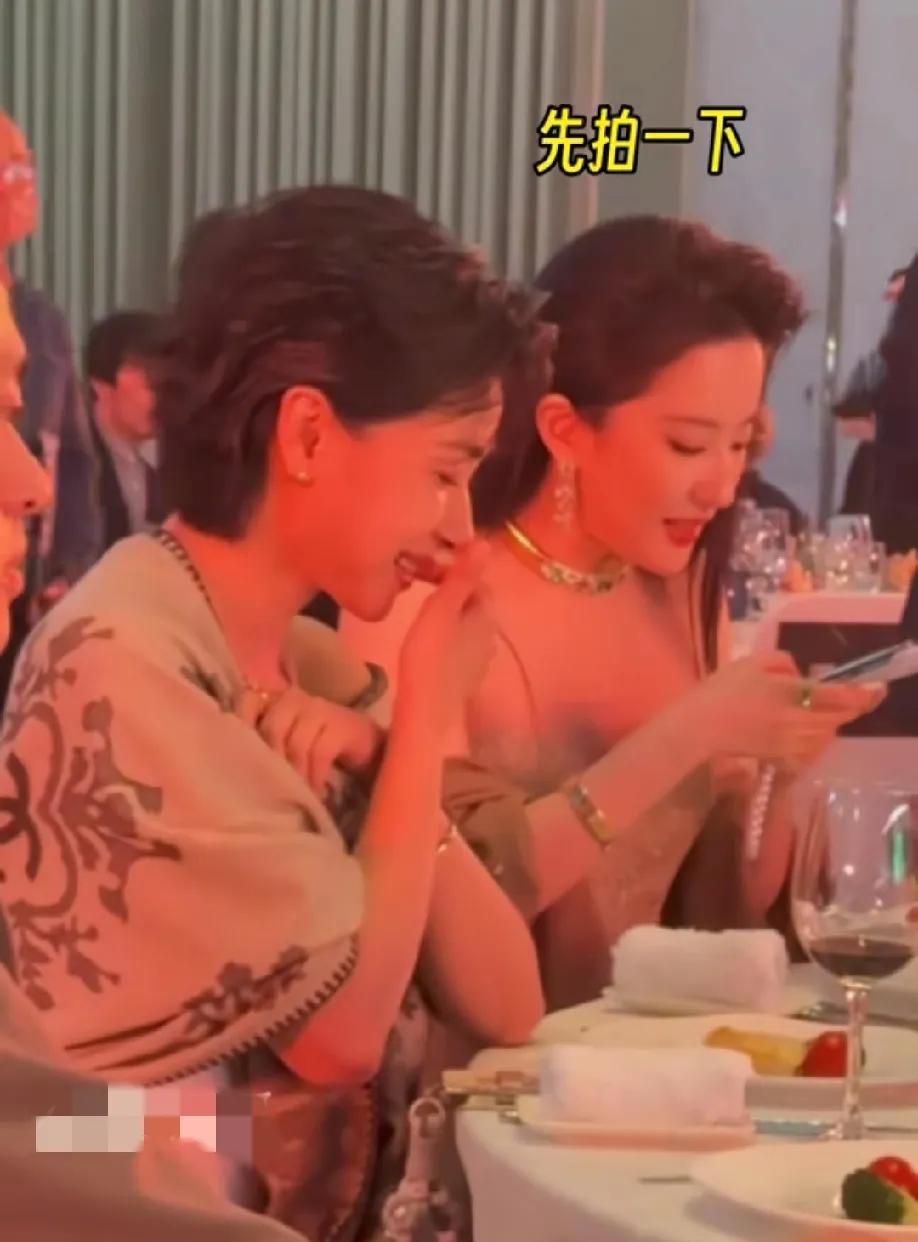原来刘亦菲吃饭也是手机先吃