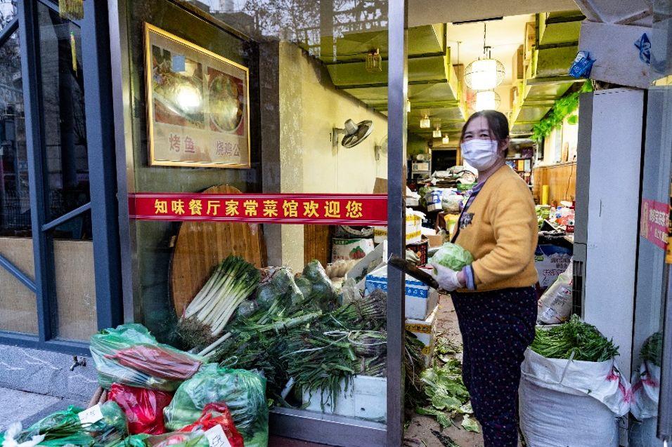 浙江一酒店外摆卖菜生意火爆，火爆背后的故事与启示
