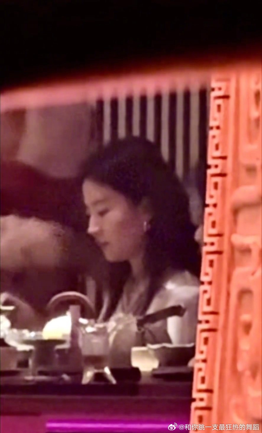 偶遇刘亦菲就餐，星光熠熠照人间