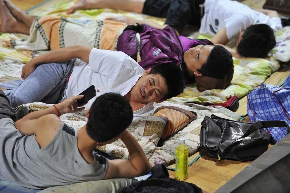 人民网评，大学生走廊打地铺避暑现象解读